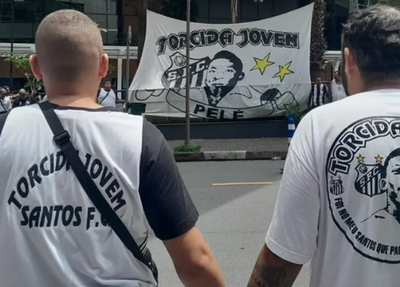 Torcedores do Santos realizam vigília por Pelé em frente ao Hospital de Albert Einstein