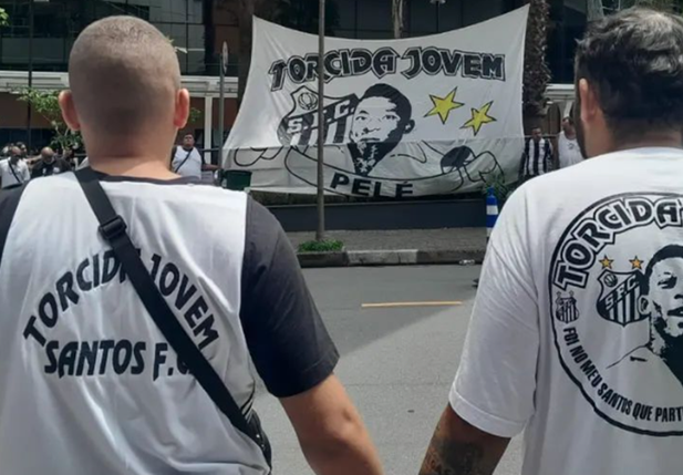 Torcedores do Santos realizam vigília por Pelé em frente ao Hospital de Albert Einstein