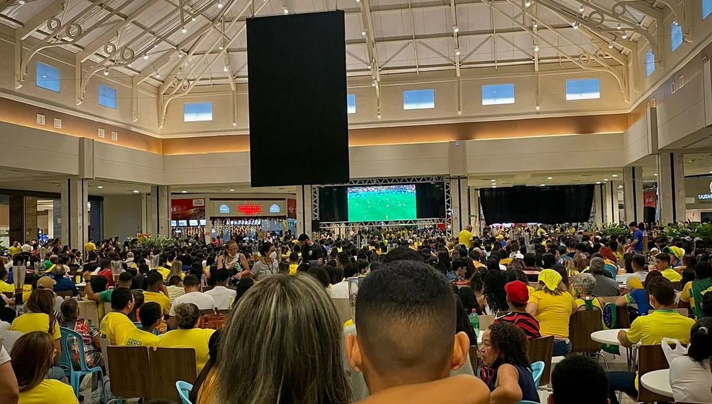 Torcida assistindo partida contra a Coreia do Sul