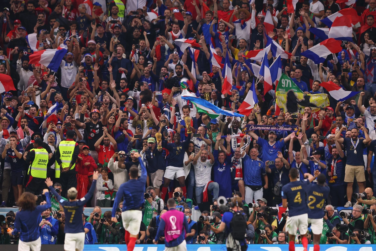 Torcida francesa comemora segunda final consecutiva