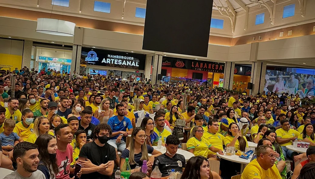 Torcida na Praça de Alimentação do Teresina Shopping