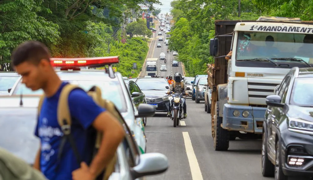 Trânsito ficou congestionado na Avenida João XXIII