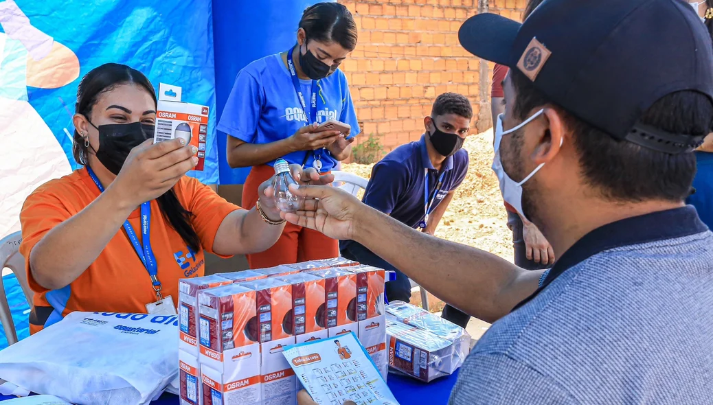 Troca de lâmpadas na Vila Nova Conquista, zona norte de Teresina