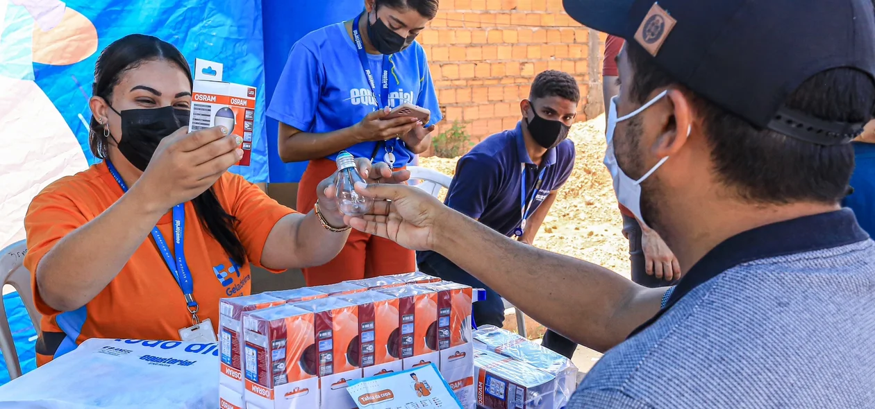 Troca de lâmpadas na Vila Nova Conquista, zona norte de Teresina