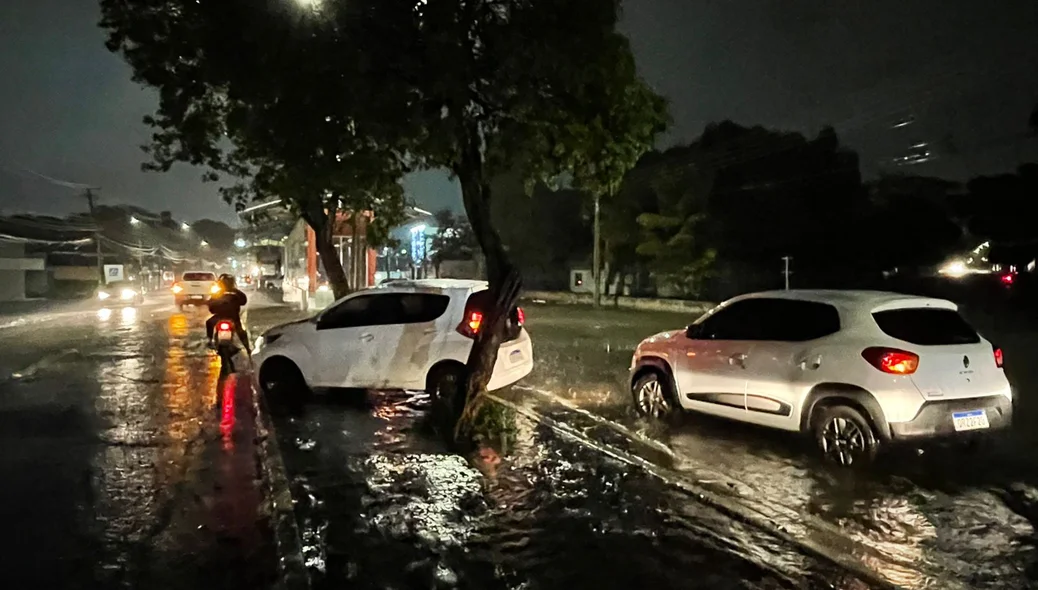 Veículos desviando a rota na Avenida Presidente Kennedy