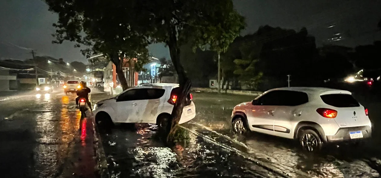 Veículos desviando a rota na Avenida Presidente Kennedy