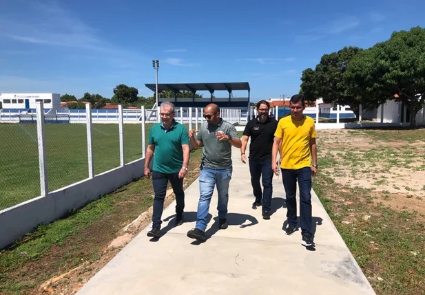 Vereadores visitando o Estádio José Teixeira Santos