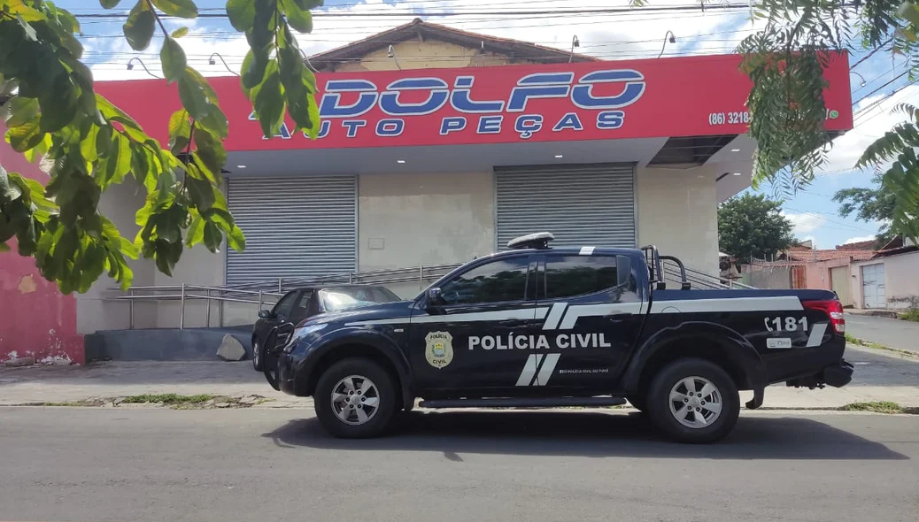 Viatura da Polícia Civil na frente da Adolfo Auto Peças