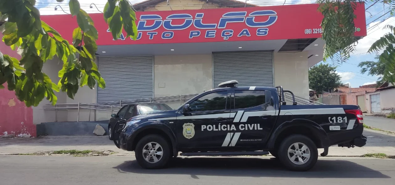 Viatura da Polícia Civil na frente da Adolfo Auto Peças