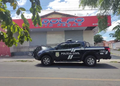 Viatura da Polícia Civil na frente da Adolfo Auto Peças