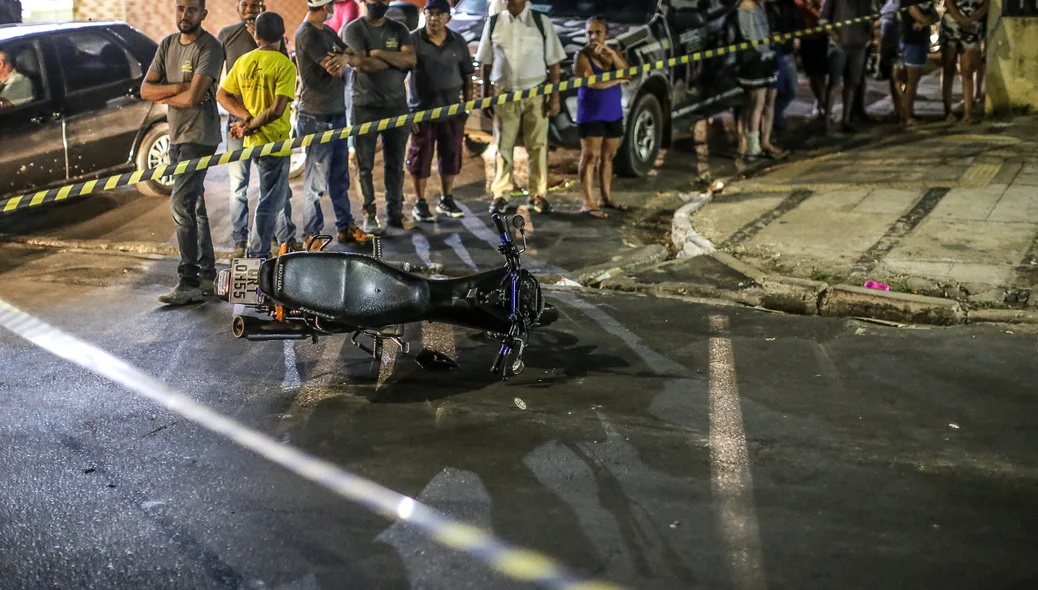 Vítima estava em uma motocicleta quando foi atingido pelos tiros