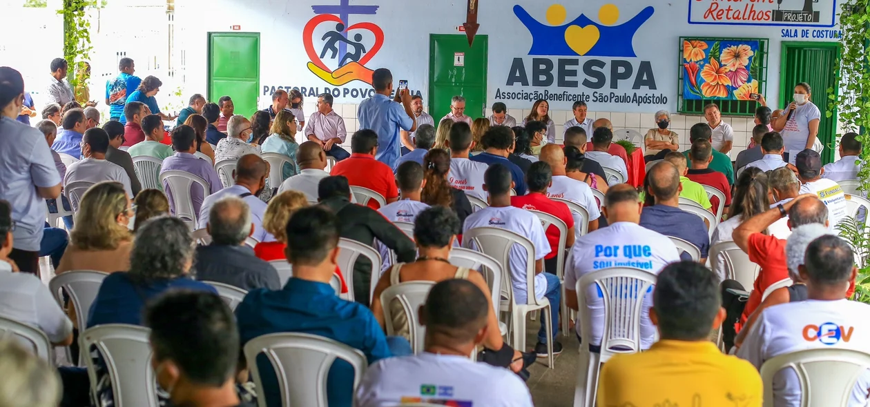 Wellington Dias e Regina Sousa participam de café da manhã com os acolhidos da Pastoral do Povo.