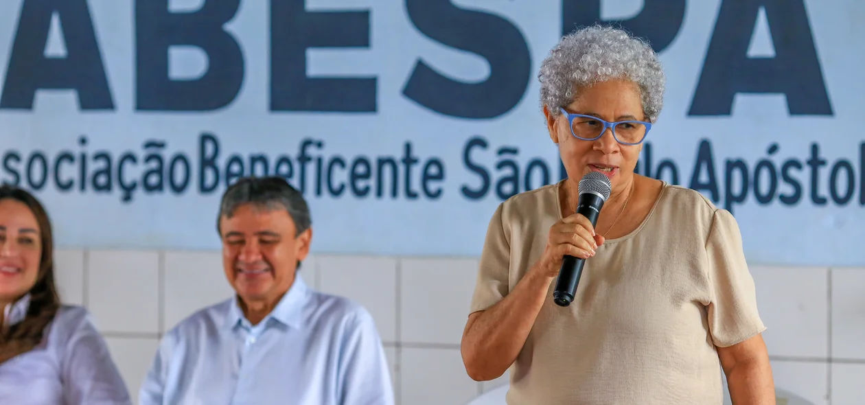 Wellington Dias e Regina Sousa participam de café da manhã com os acolhidos da Pastoral do Povo.