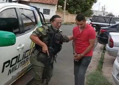 Wesley Borges da Silva sendo conduzido pela PM para a Central de Flagrantes de Teresina