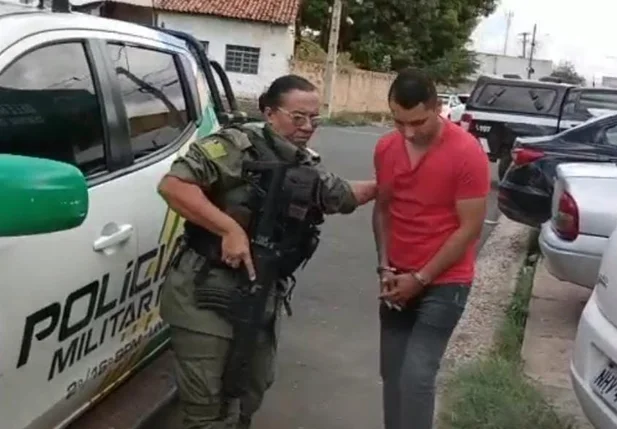 Wesley Borges da Silva sendo conduzido pela PM para a Central de Flagrantes de Teresina