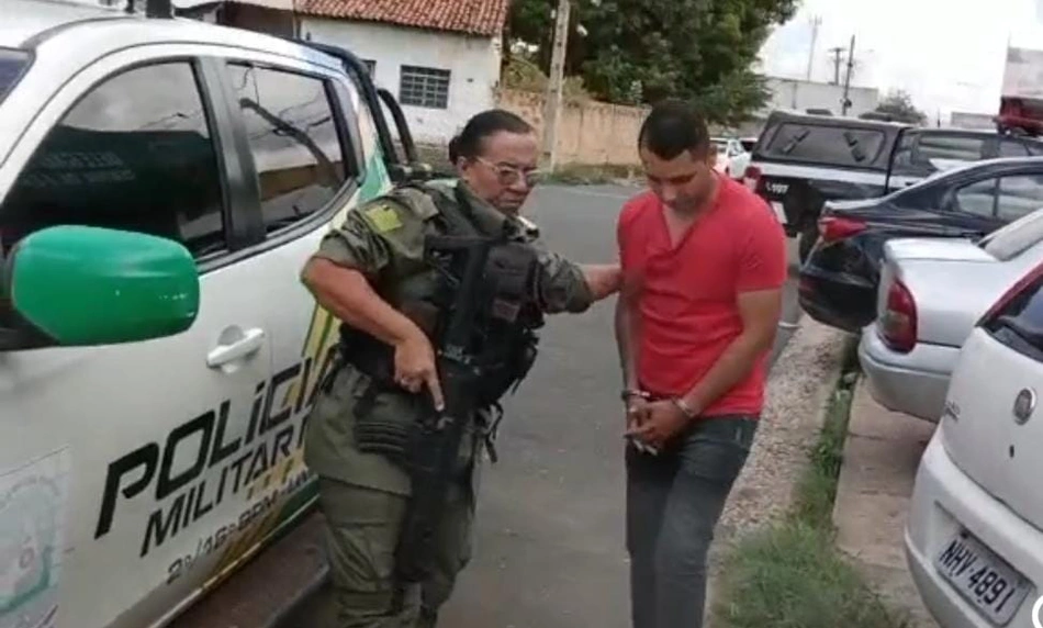 Wesley Borges da Silva sendo conduzido pela PM para a Central de Flagrantes de Teresina