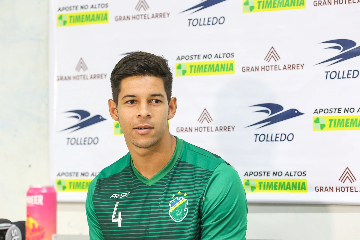 Zagueiro Lucas Souza