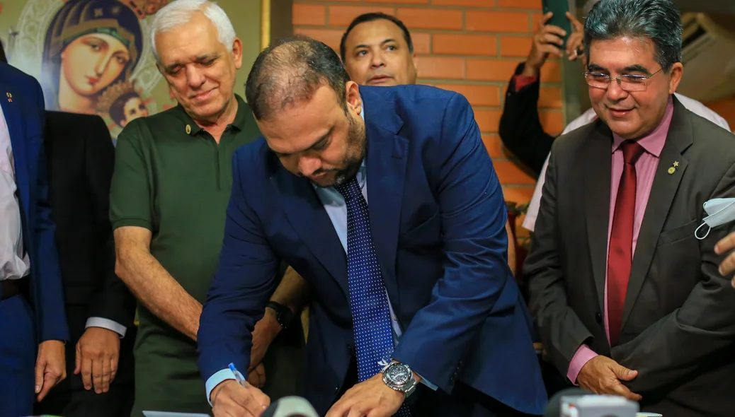 Ziza Carvalho assinando documento