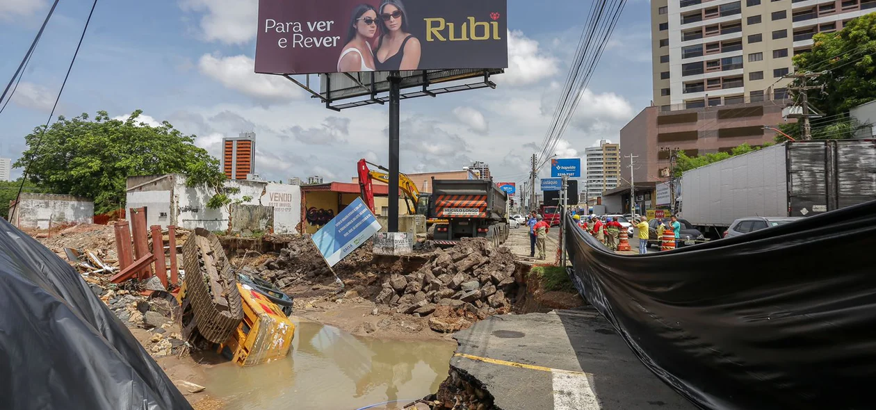 A banca de revistas quase cai na cratera