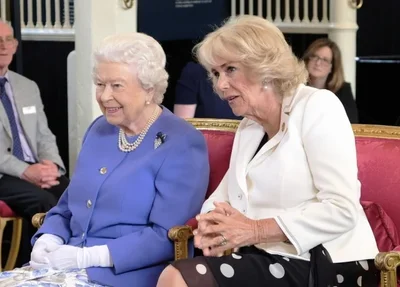 A rainha Elizabeth II com a nora Camila Parker, Duquesa da Cornualha