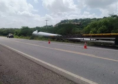 Acidente com carreta carregada com pá eólica aconteceu na BR 407