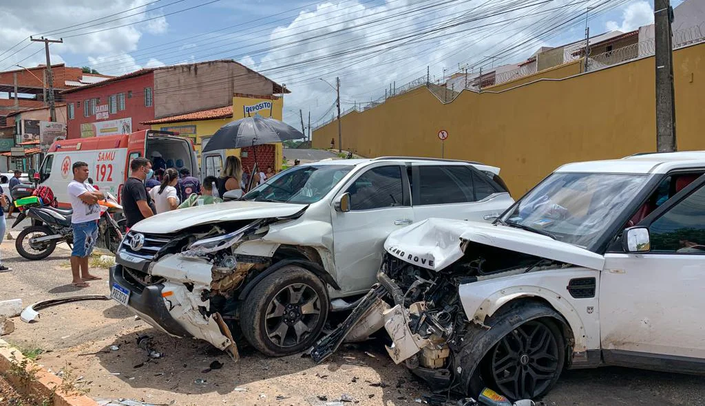 Acidente envolvendo 2 carros na Av. Maria Antonieta Burlamaqui