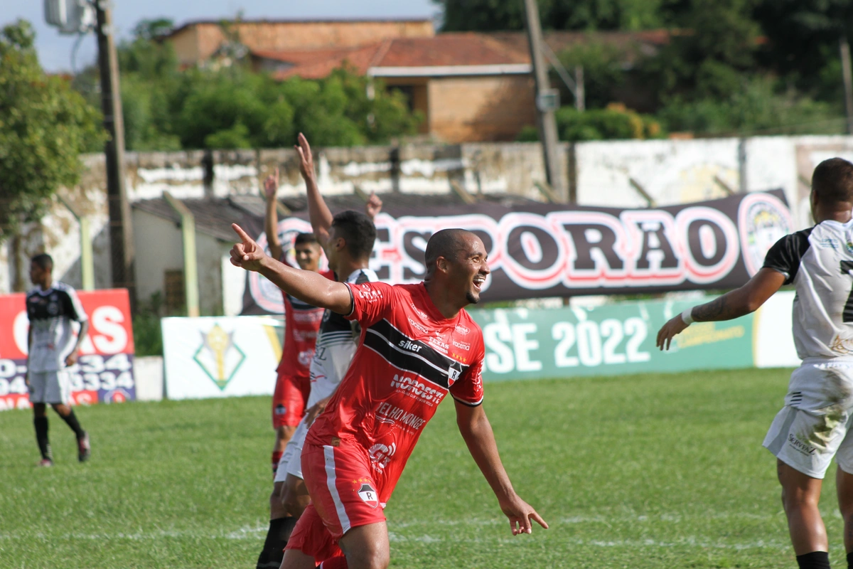 Adeílson abre o placar para o Galo