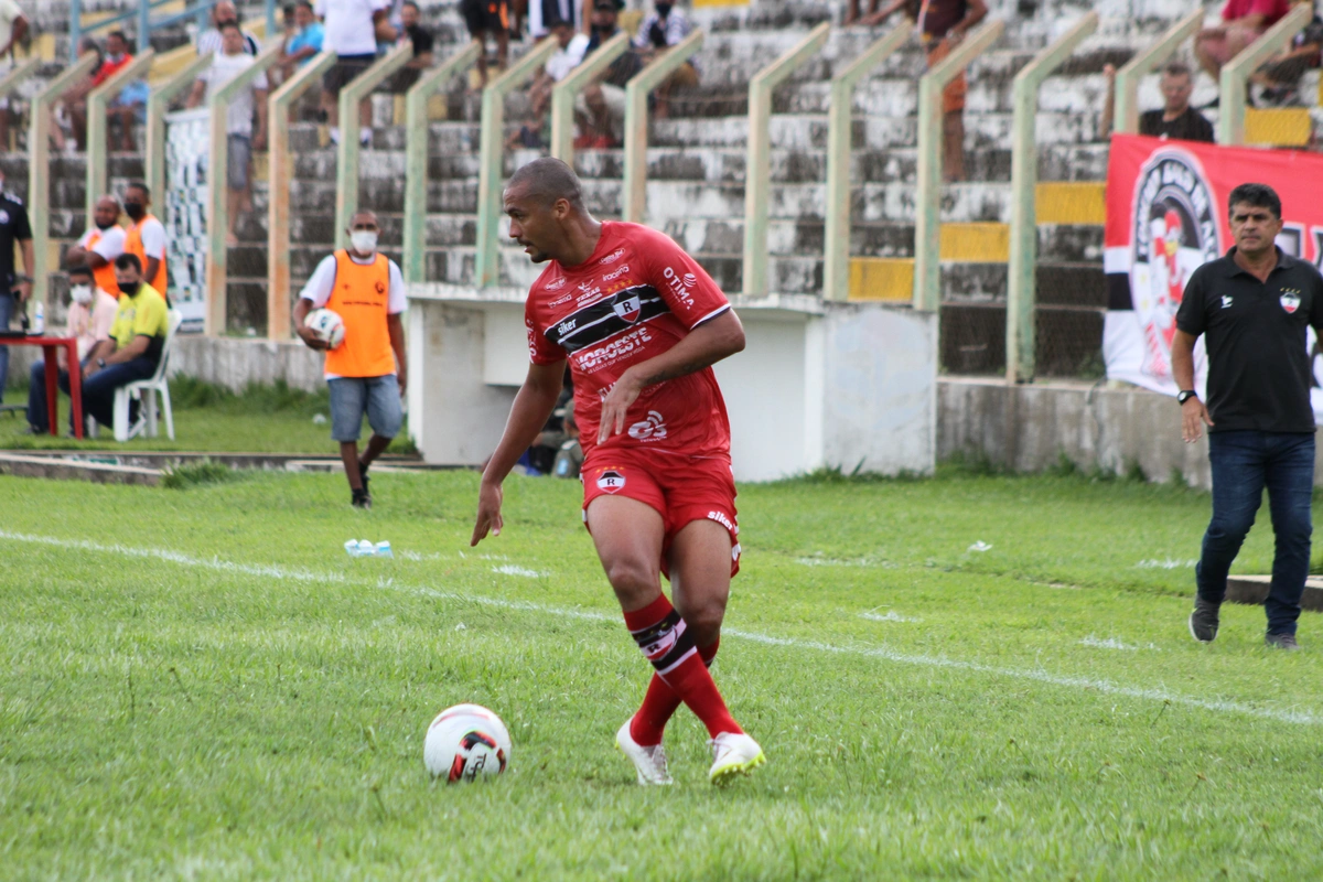 Adeílson constrói jogada pelo lado do campo