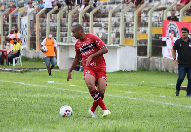 Adeílson constrói jogada pelo lado do campo
