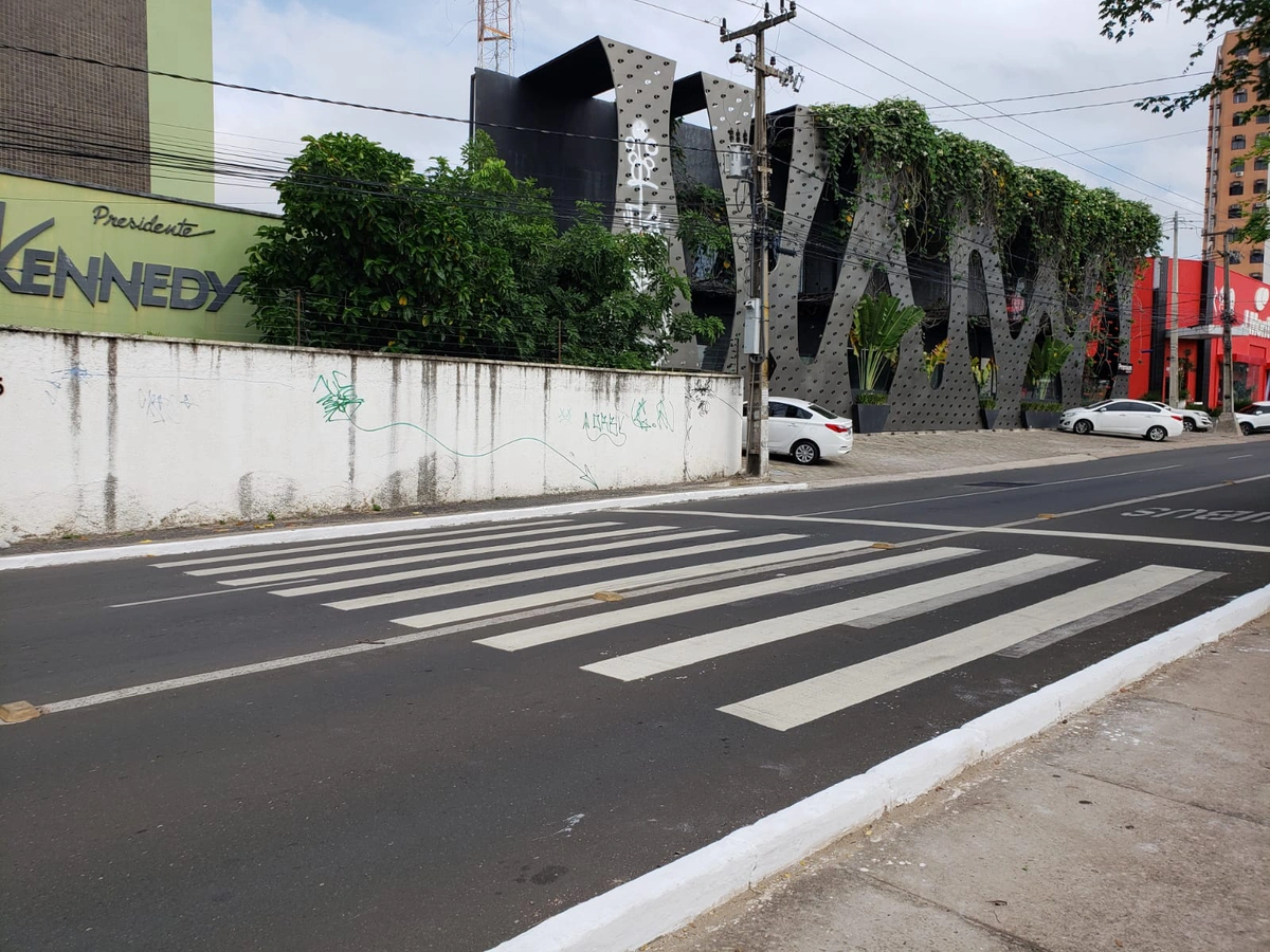 Adolescente estava atravessando a faixa de pedestres quando foi surpreendida pela moto
