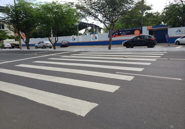 Adolescente fica ferida após ser atropelada na frente do Eisten em Teresina