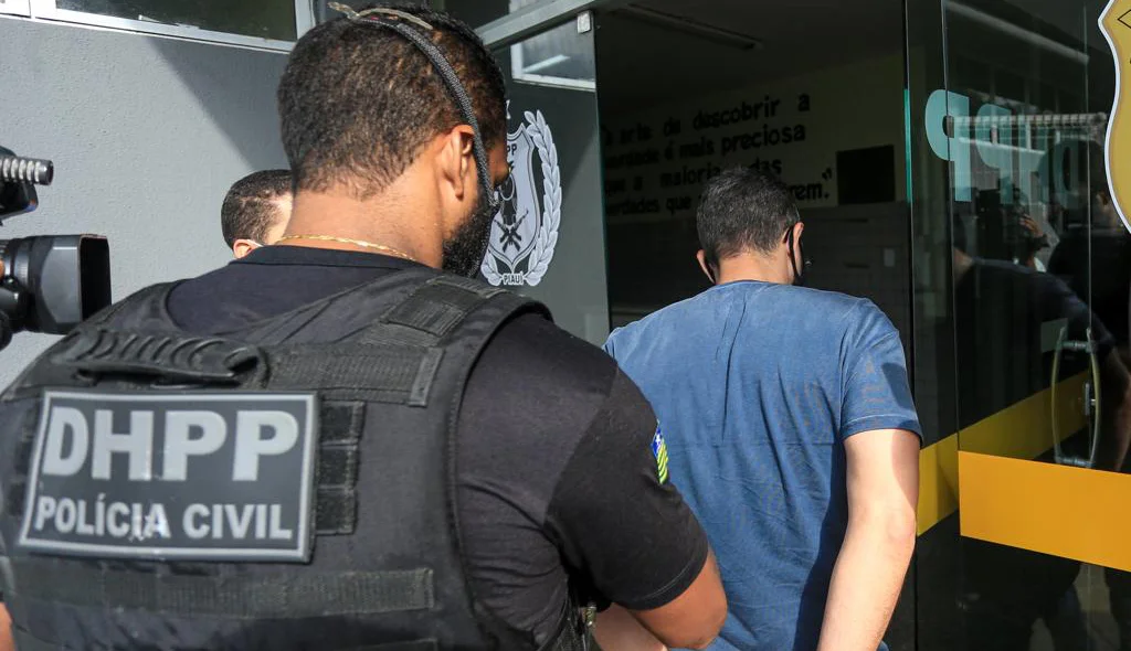 Advogado Guilherme de Carvalho Gonçalves Sousa chegando ao DHPP