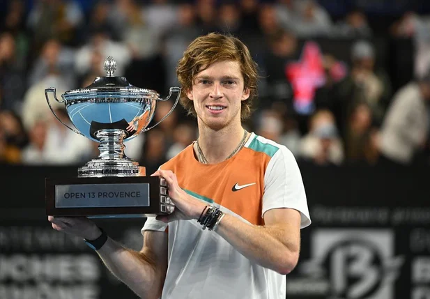Andrey Rublev posa com troféu conquistado em Dubai