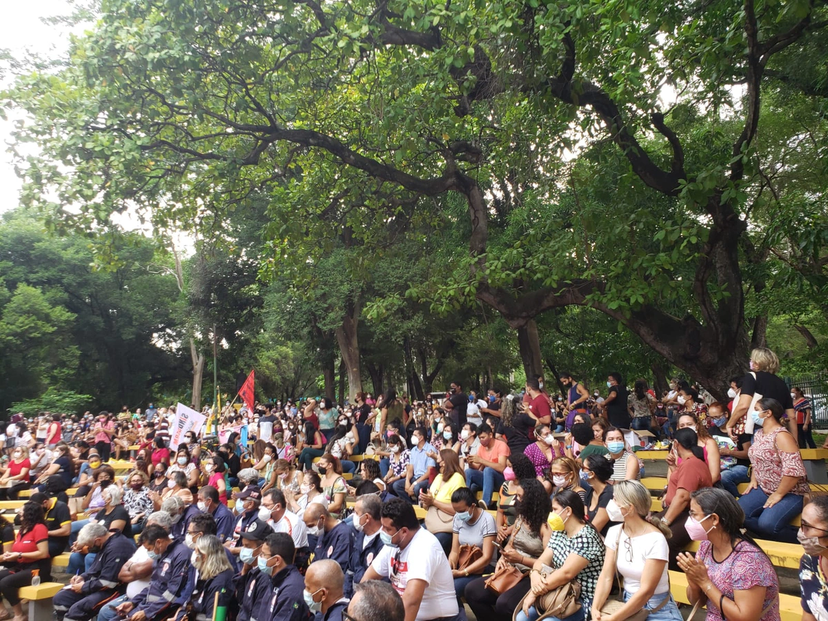 Assembleia realizada pelos professores na Praça da Bandeira