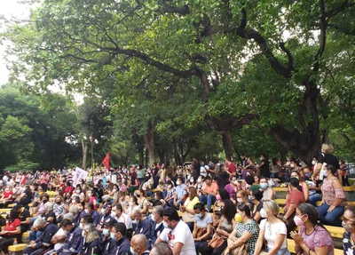 Assembleia realizada pelos professores na Praça da Bandeira