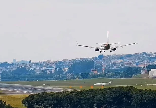 Avião arremete após jato se aproximar da pista em Guarulhos