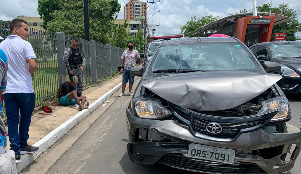 Bandidos abandonaram carro após acidente na zona Leste de Teresina