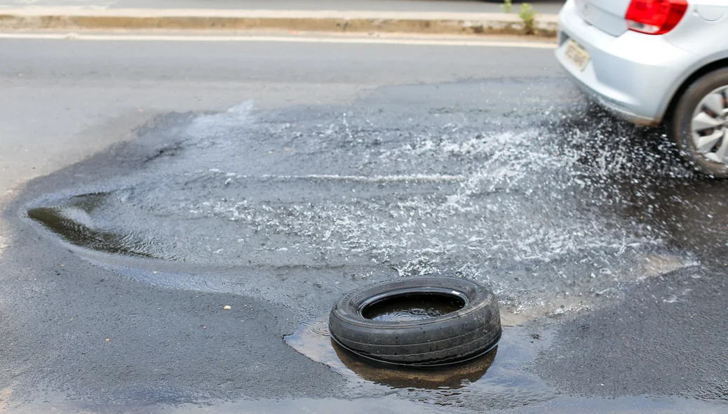 Buraco em avenida atrapalha trânsito e causa transtornos