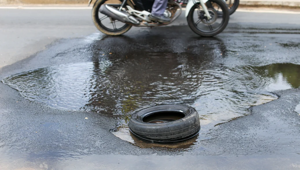 Buraco em avenida causa transtorno aos moradores