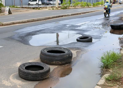 Buraco em avenida