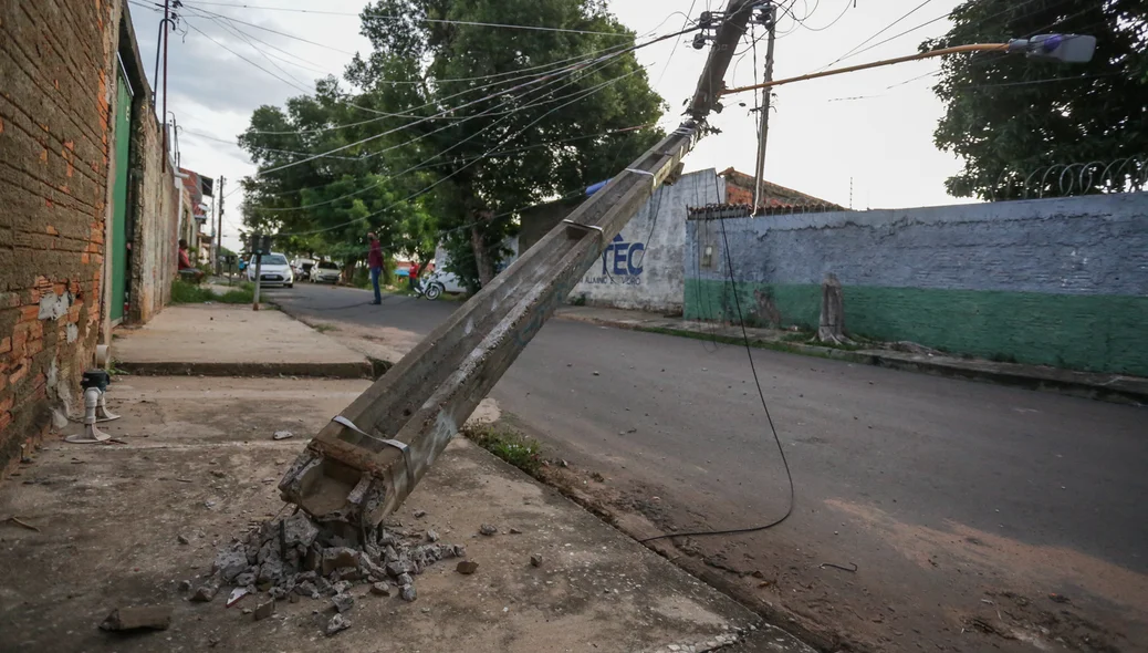 Caminhão quebrou os fios e danificou o poste