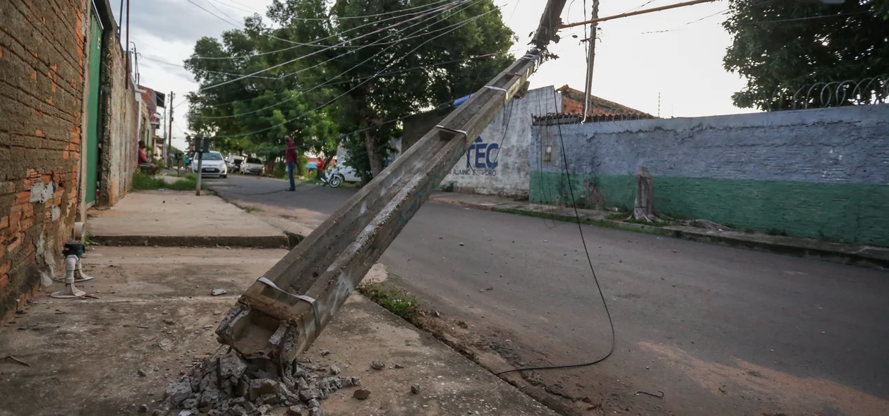 Caminhão quebrou os fios e danificou o poste