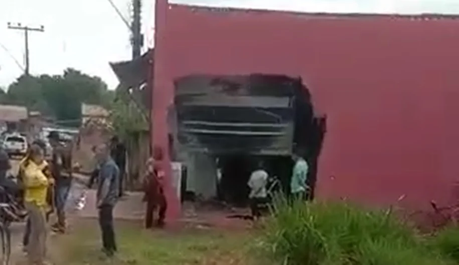 Carreta destrói loja no Maranhão