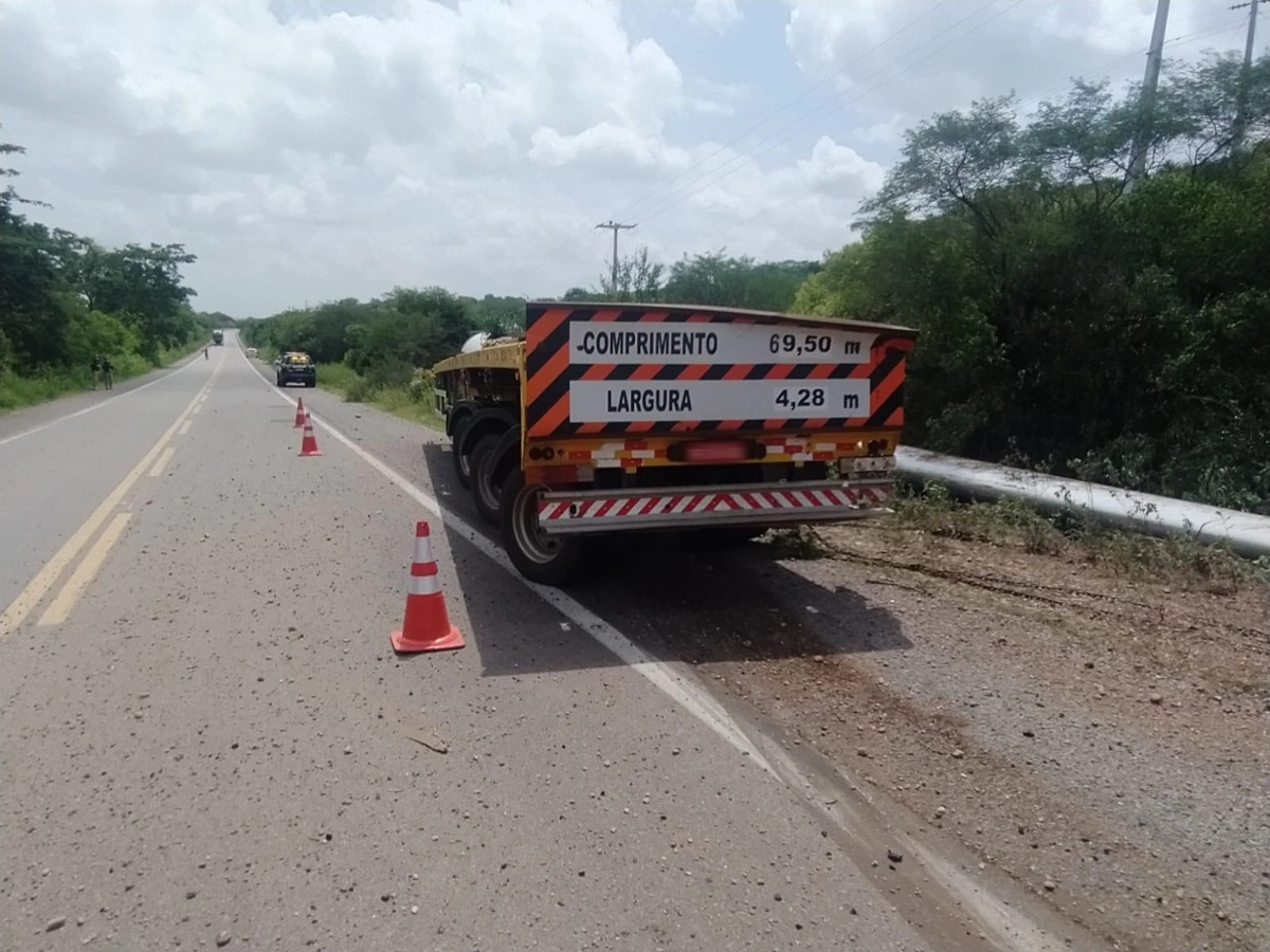 Carreta tombou com pá eólica na BR 407