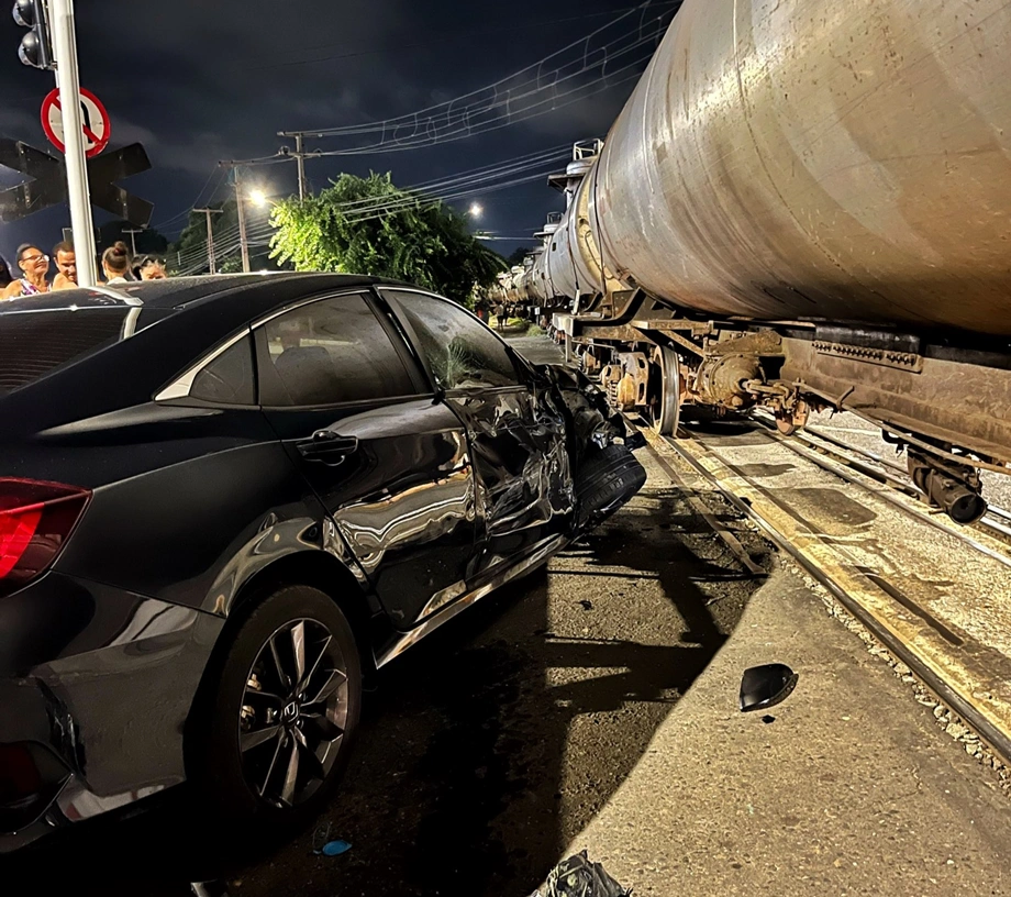 Carro colidiu contra trem cargueiro