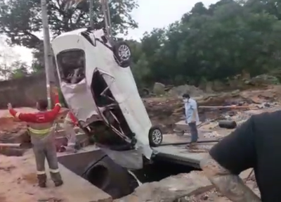 Carro é engolido por cratera durante forte chuva em Teresina
