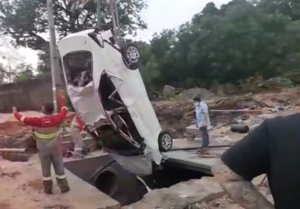 Carro é engolido por cratera durante forte chuva em Teresina