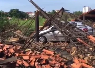 Carro ficou destruído em estacionamento no Cristo Rei