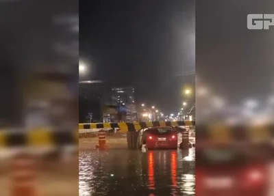 Carro ficou preso na estrutura de concreto na Avenida Homero Castelo Branco