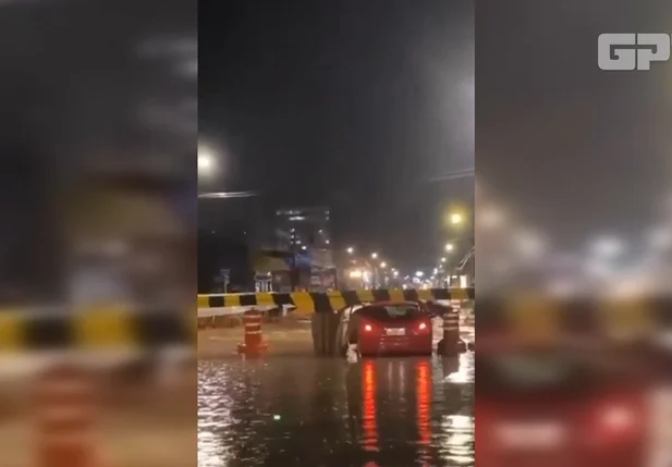 Carro ficou preso na estrutura de concreto na Avenida Homero Castelo Branco